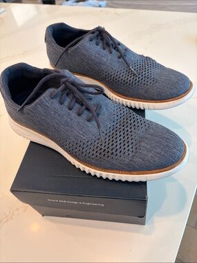 Men’s size 10M Cole Haan Blue lace up Oxford Shoe with White Sole